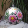 Ručně malovaná vánoční baňka – originální dekorace vytvořená s péčí