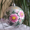Ručně malovaná vánoční baňka – originální dekorace vytvořená s péčí
