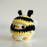Háčkovaná kachnička ve včelím oblečku