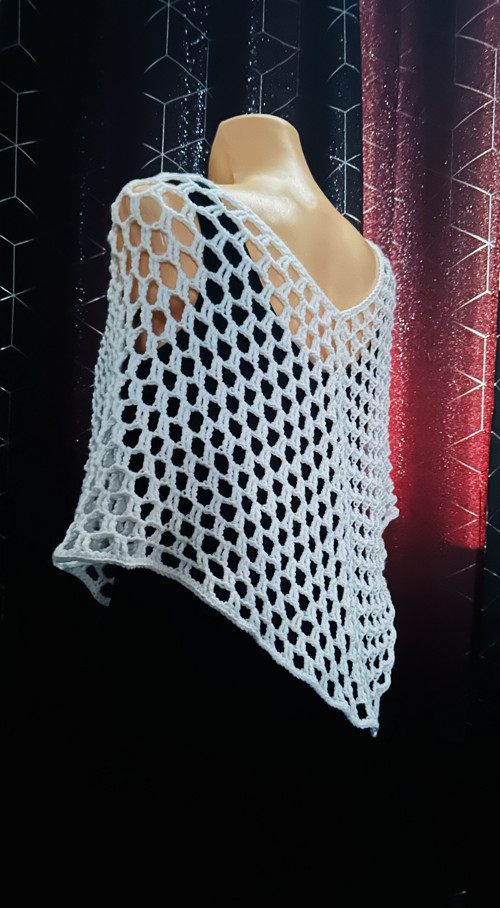 bílé pončo, přehoz přes ramena