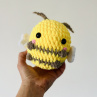 Cute včelka – hebký háčkovaný mazlíček