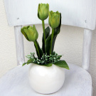 Zelené tulipány v bílé keramické kouli_dekorace na stůl