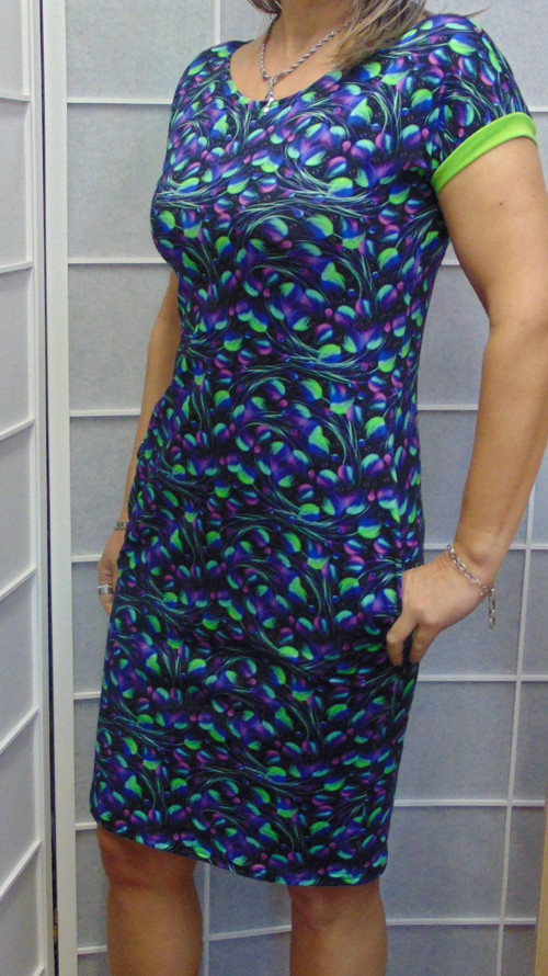 Šaty s kapsami barevná peříčka, velikost S a L %SLEVA% 