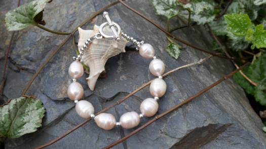 Náramek z mořských růžových perel