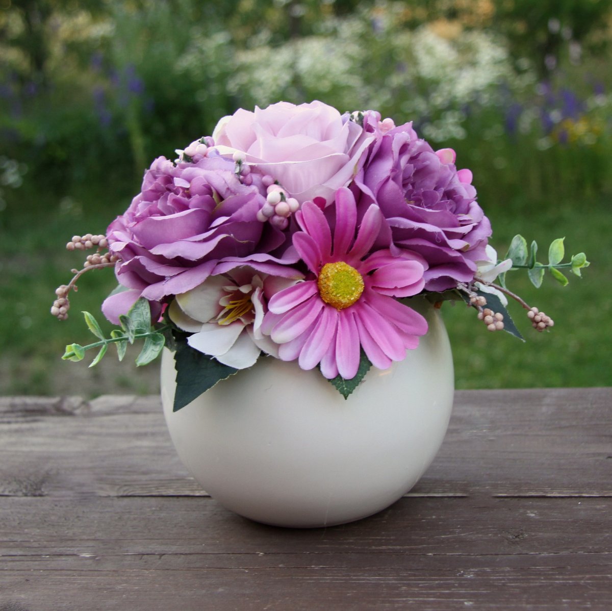 Starorůžové růže v bílé keramické kouli