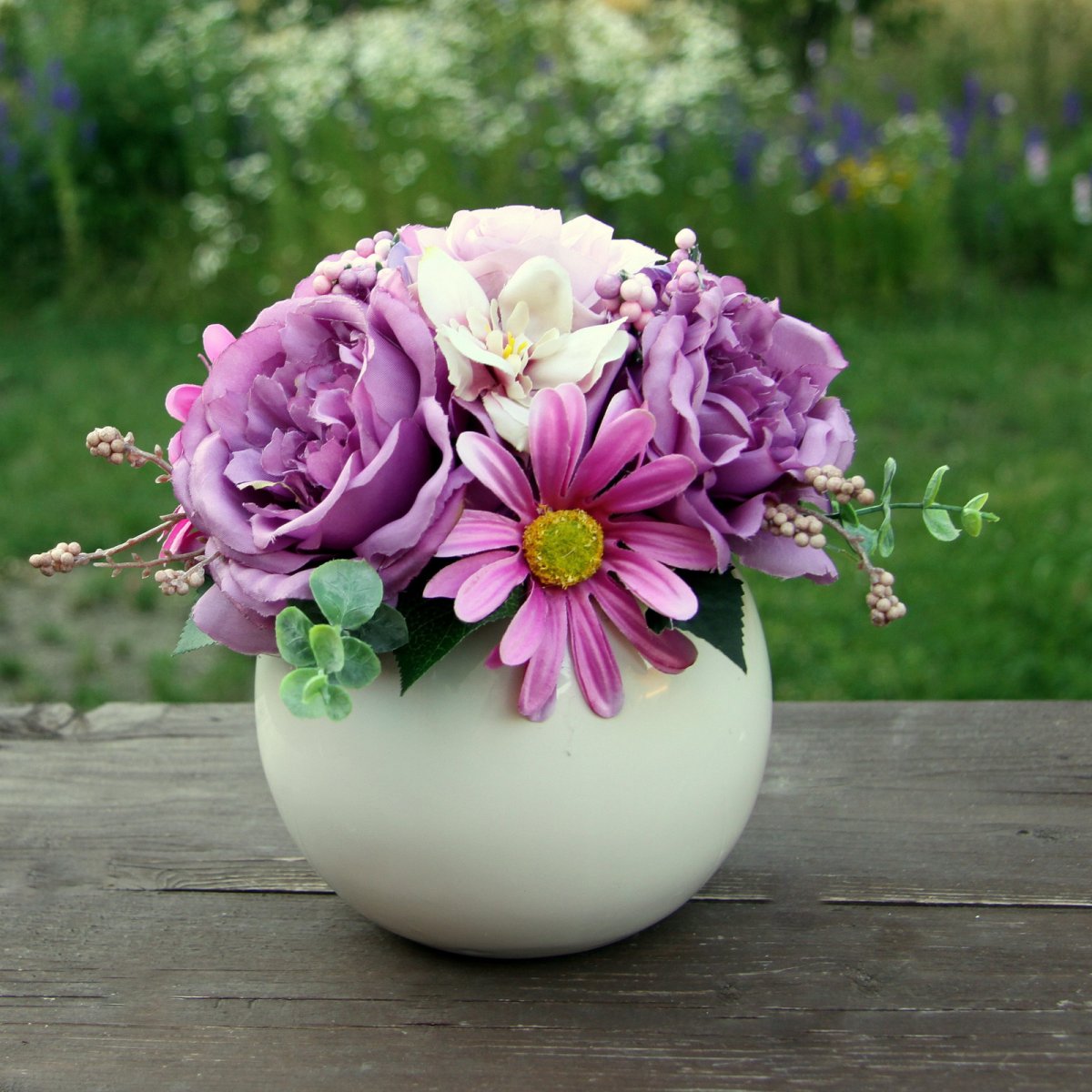 Starorůžové růže v bílé keramické kouli