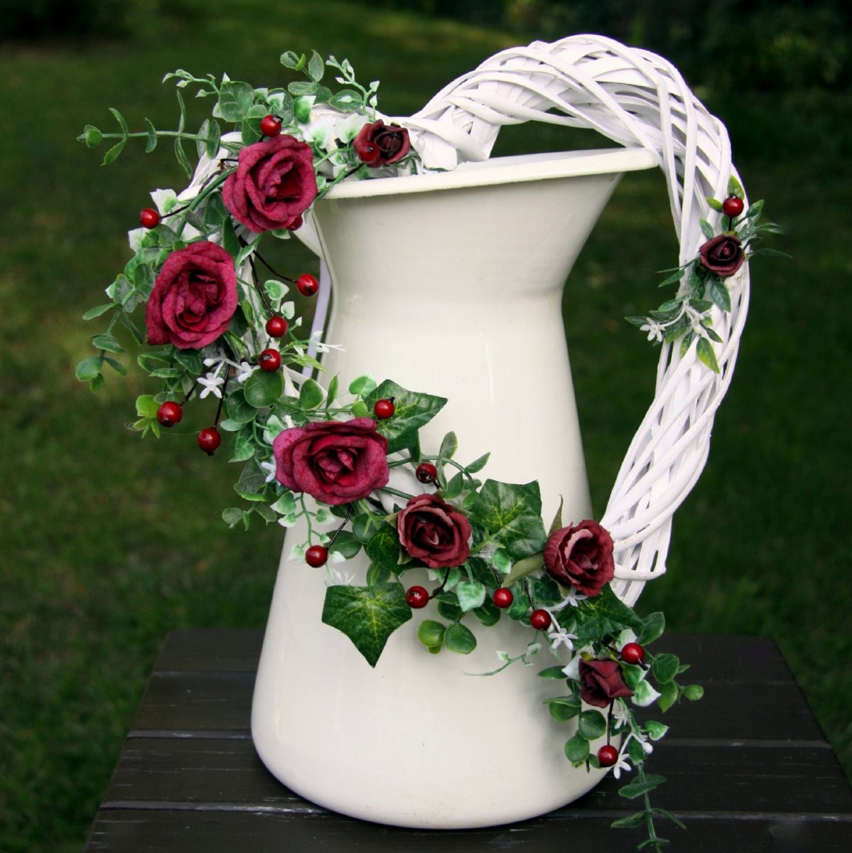 Líbáš jako ďábel_ proutěné srdíčko s vínovými růžičkami