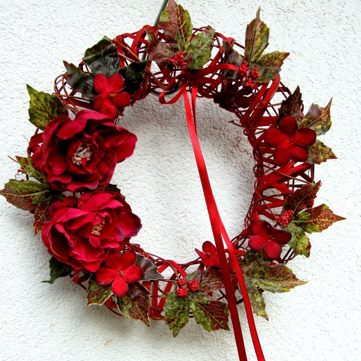 Věnec s červenými mini pivoňkami 