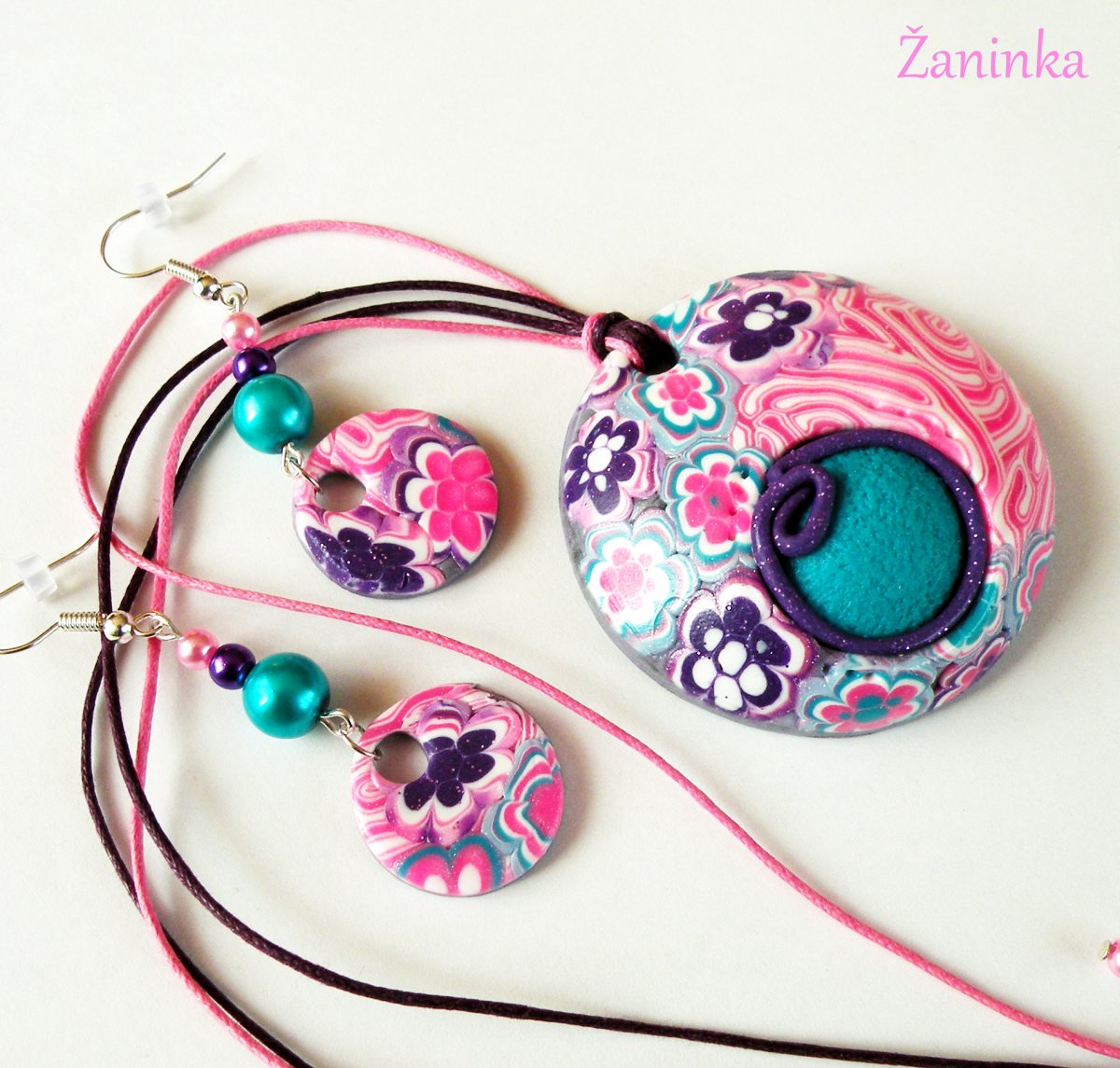 Květovaný donut s náušnicemi