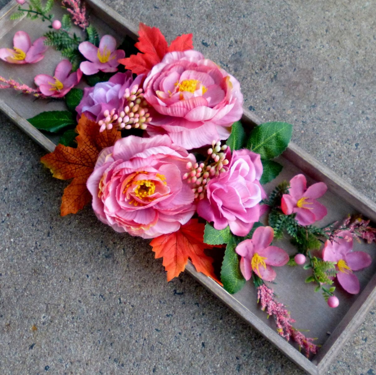 Starorůžové růže na dřevěném tácu