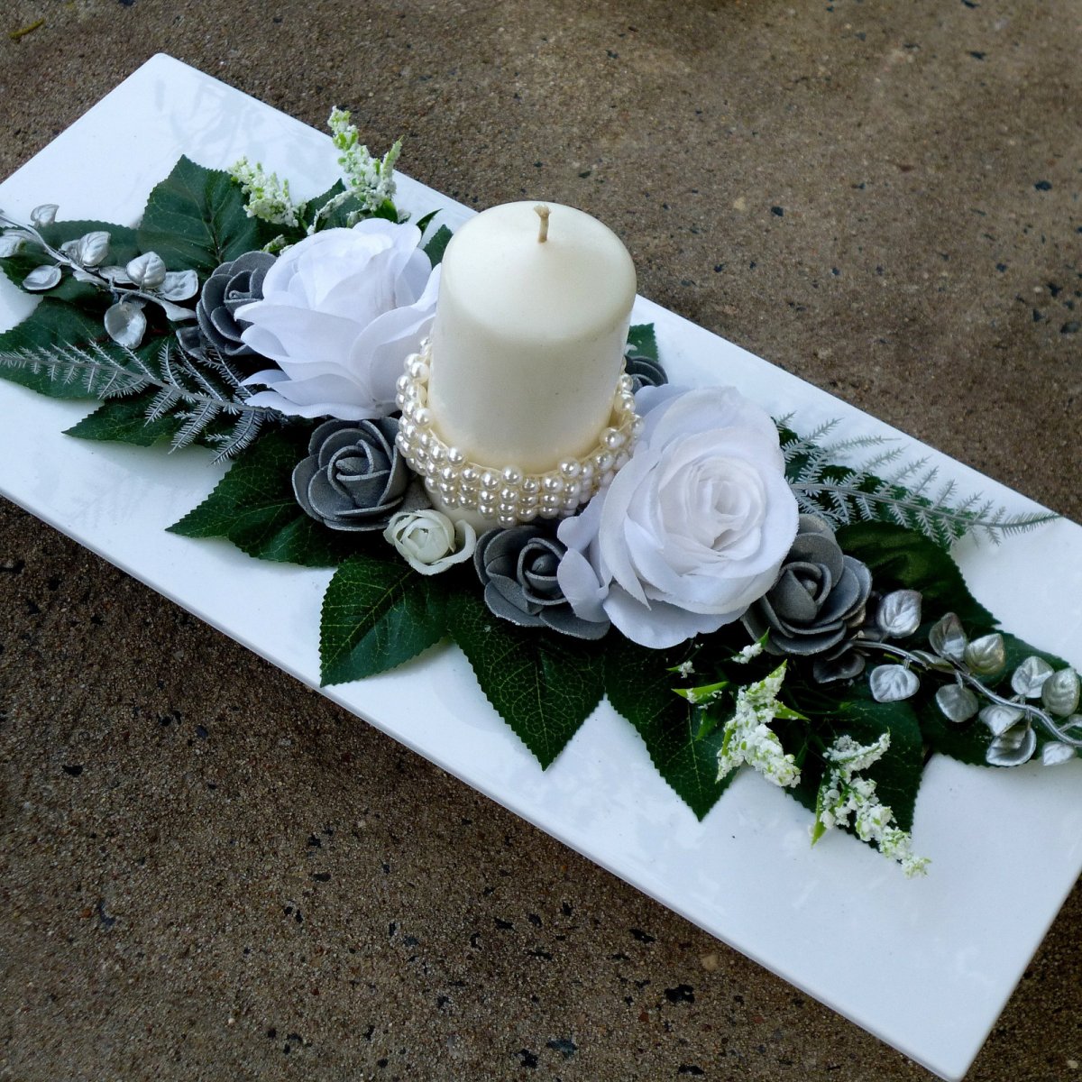 Vánoční svícen s bílými růžičkami