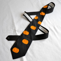 Černá hedvábná kravata s dýněmi 10969794