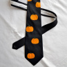 Černá hedvábná kravata s dýněmi 10969794