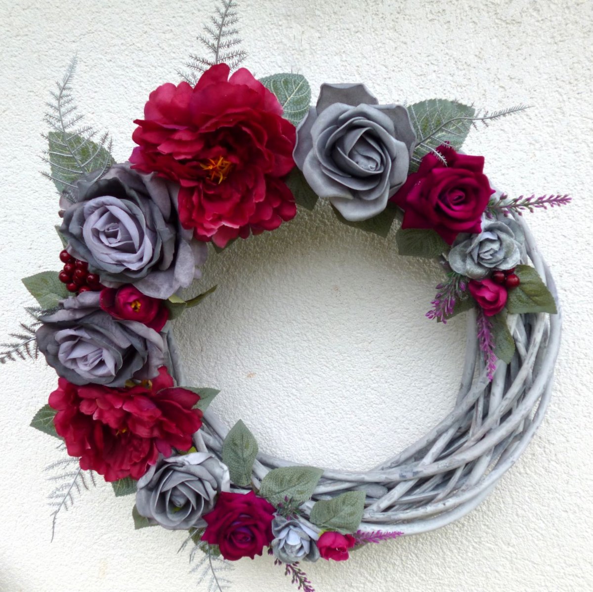 Celoroční věnec s rubínovými  pivoňkami a růžemi