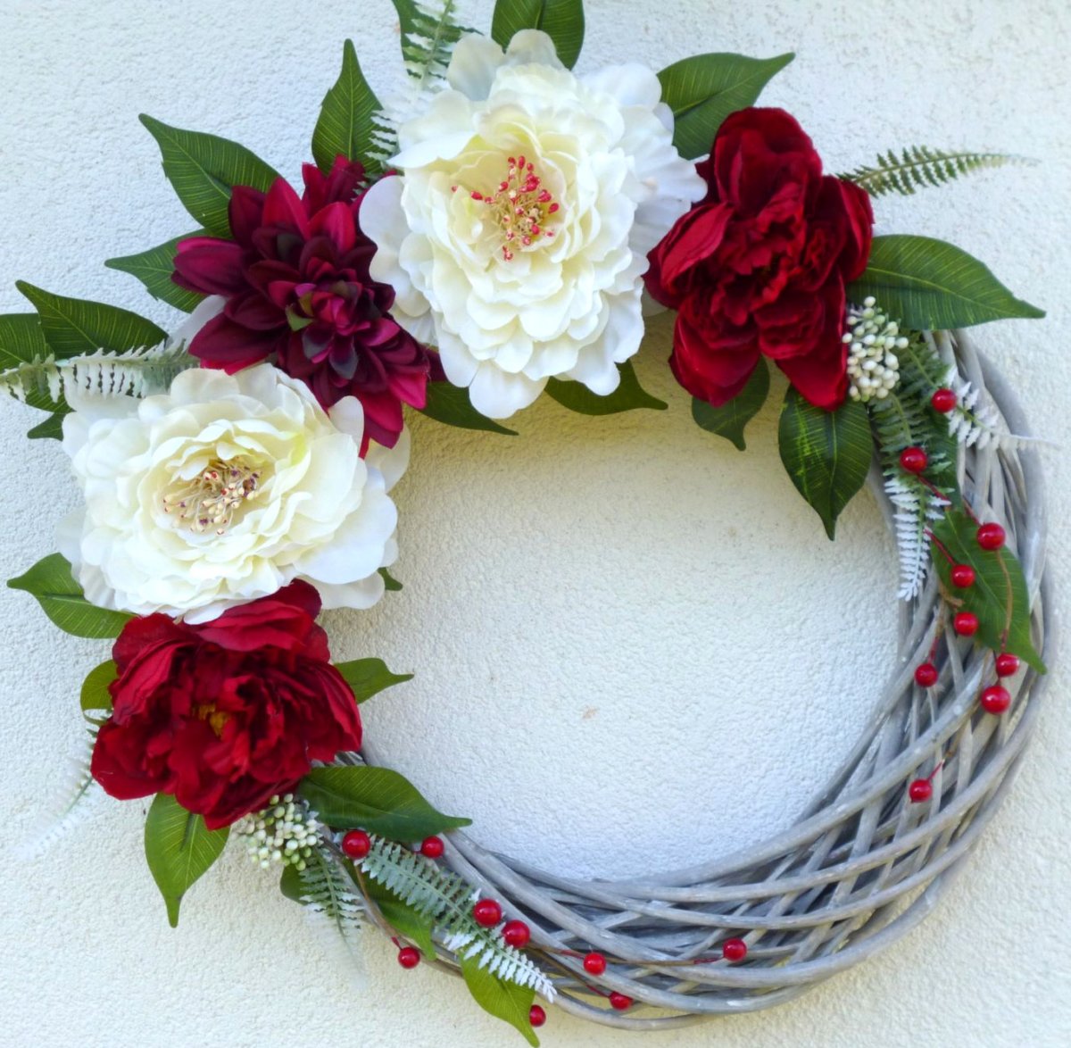 Věnec s krémovými a rubínovými pivoňkami 40 cm