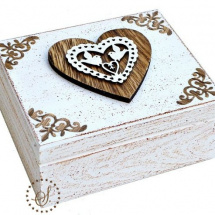 svatební krabička s vyřezávaným srdíčkem