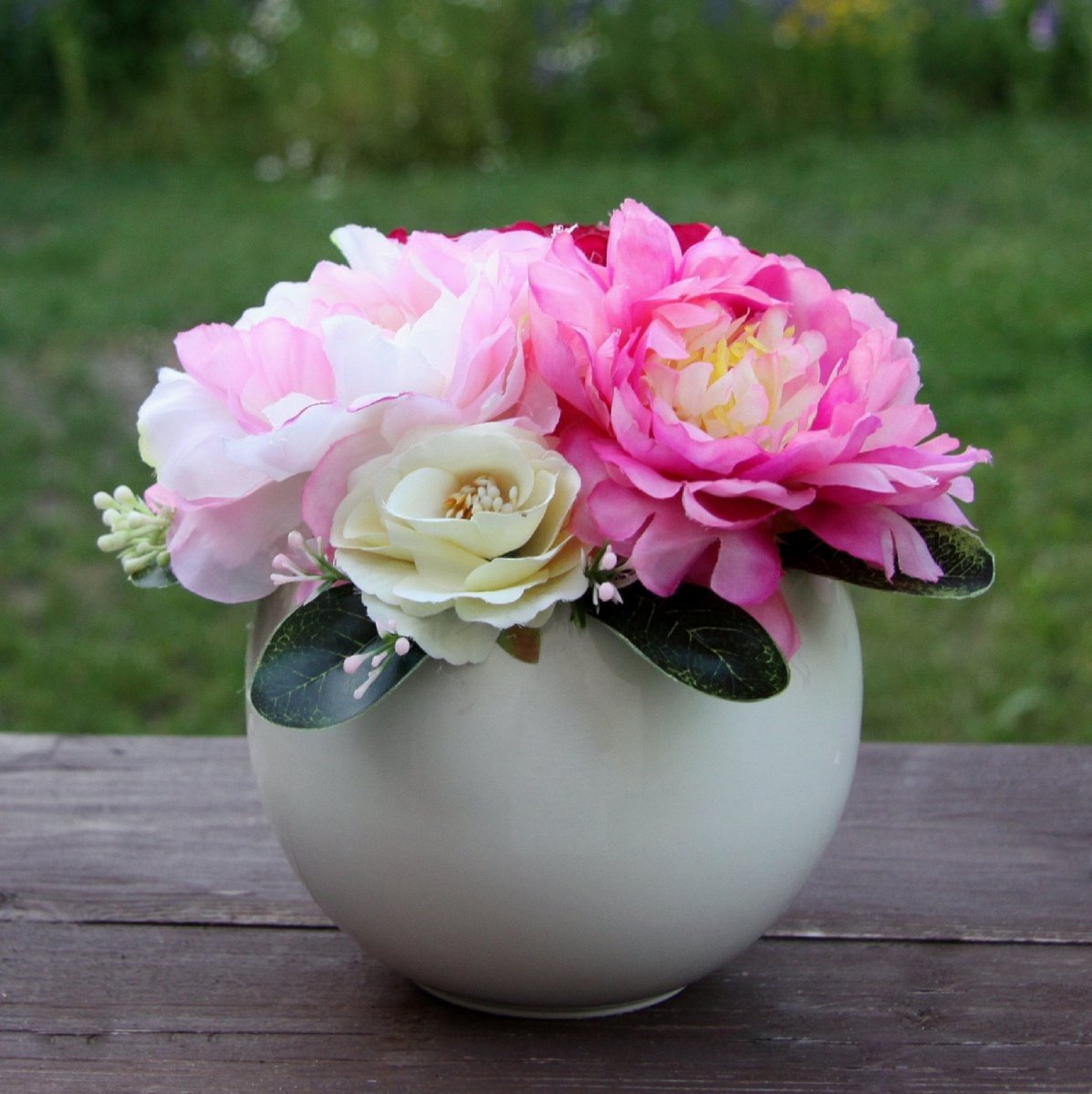 Pivoňky v bílé keramické kouli