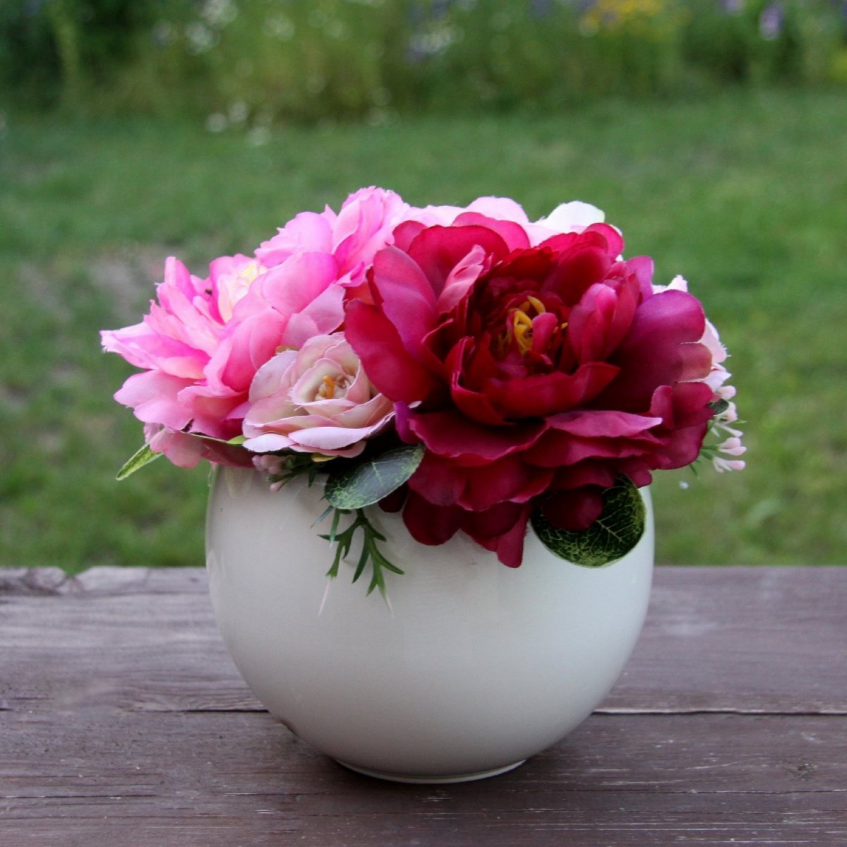 Kytice pivoněk v bílé keramické kouli_Mamince
