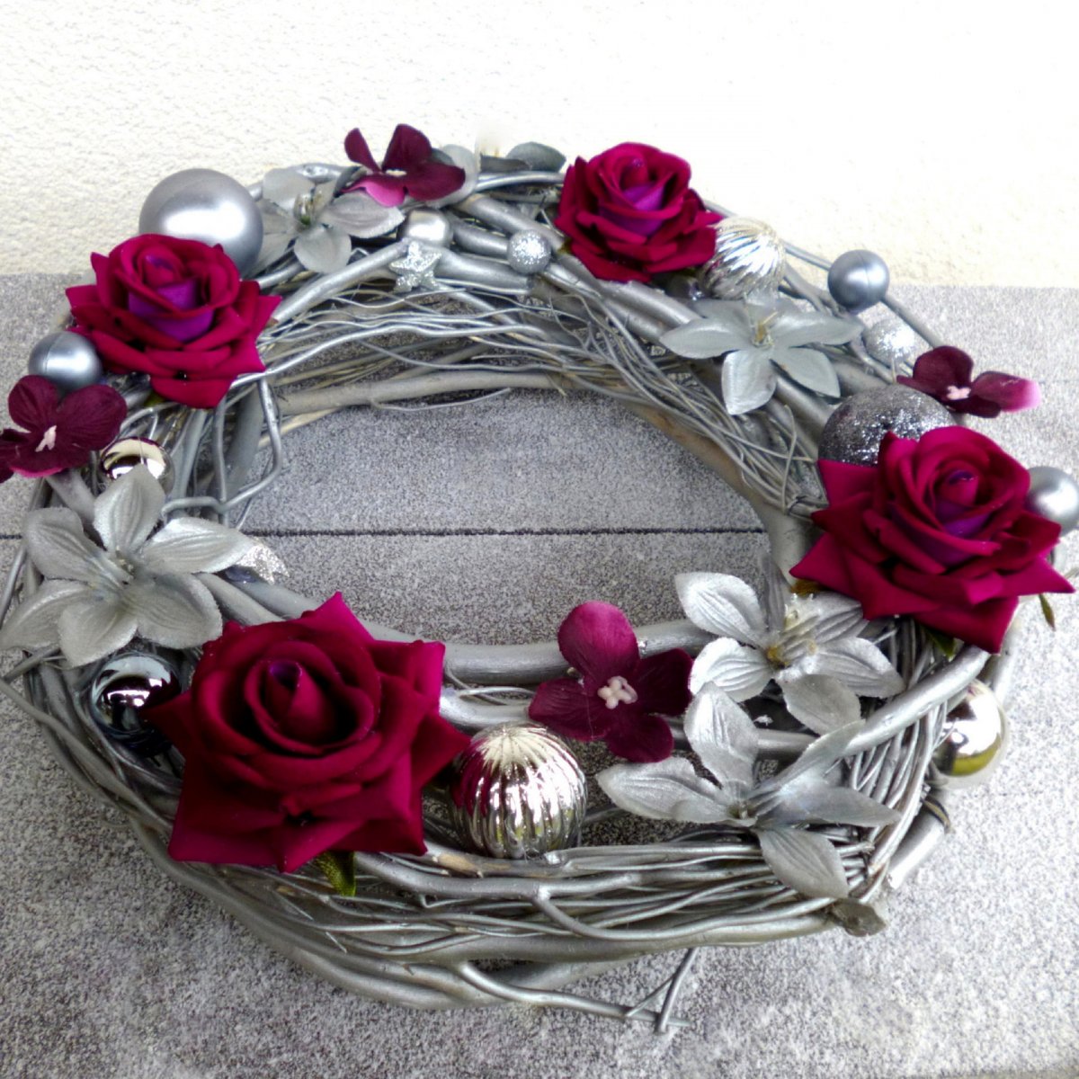 Věnec na stůl nebo k zavěšení ve stříbrném antik laku 