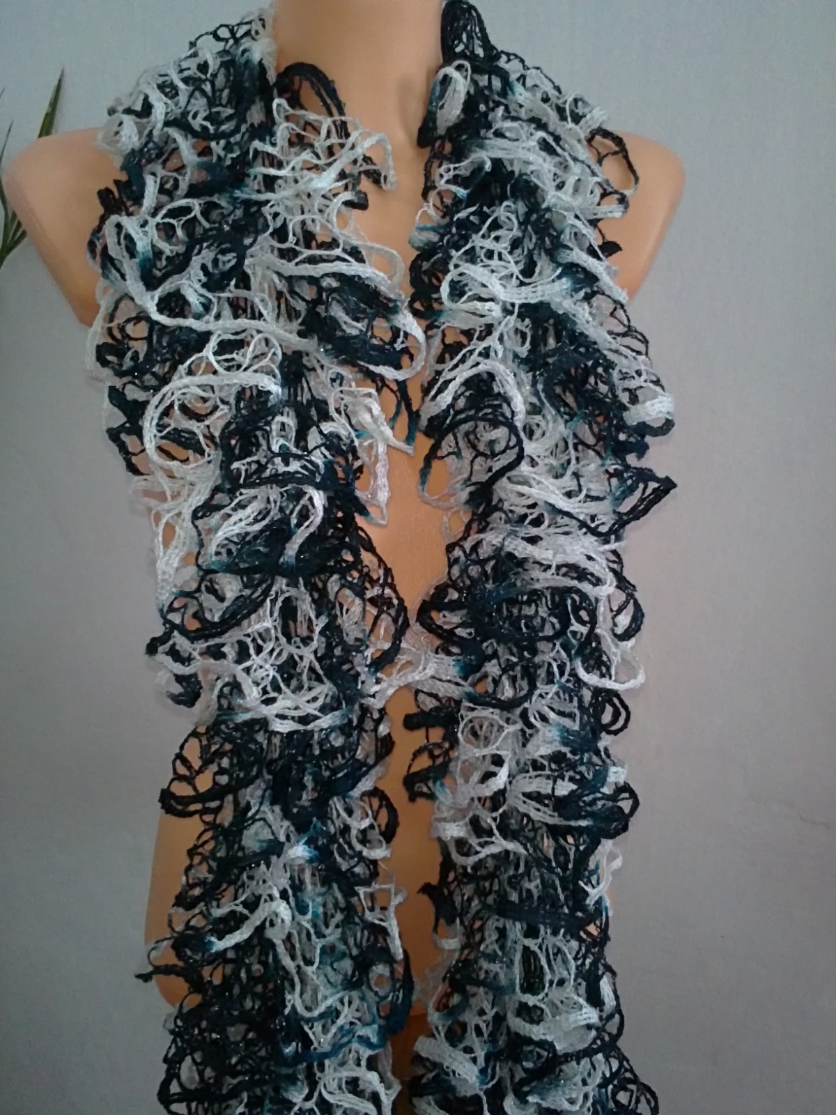 Volánová šála-černo-bílá