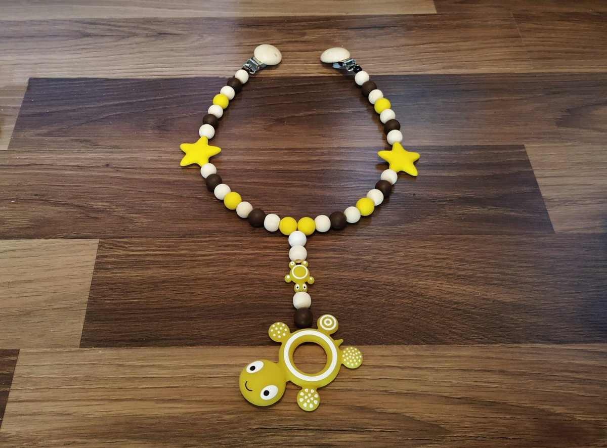 Závěs na kočárek žlutý-hnědý dřevěný-silikonový