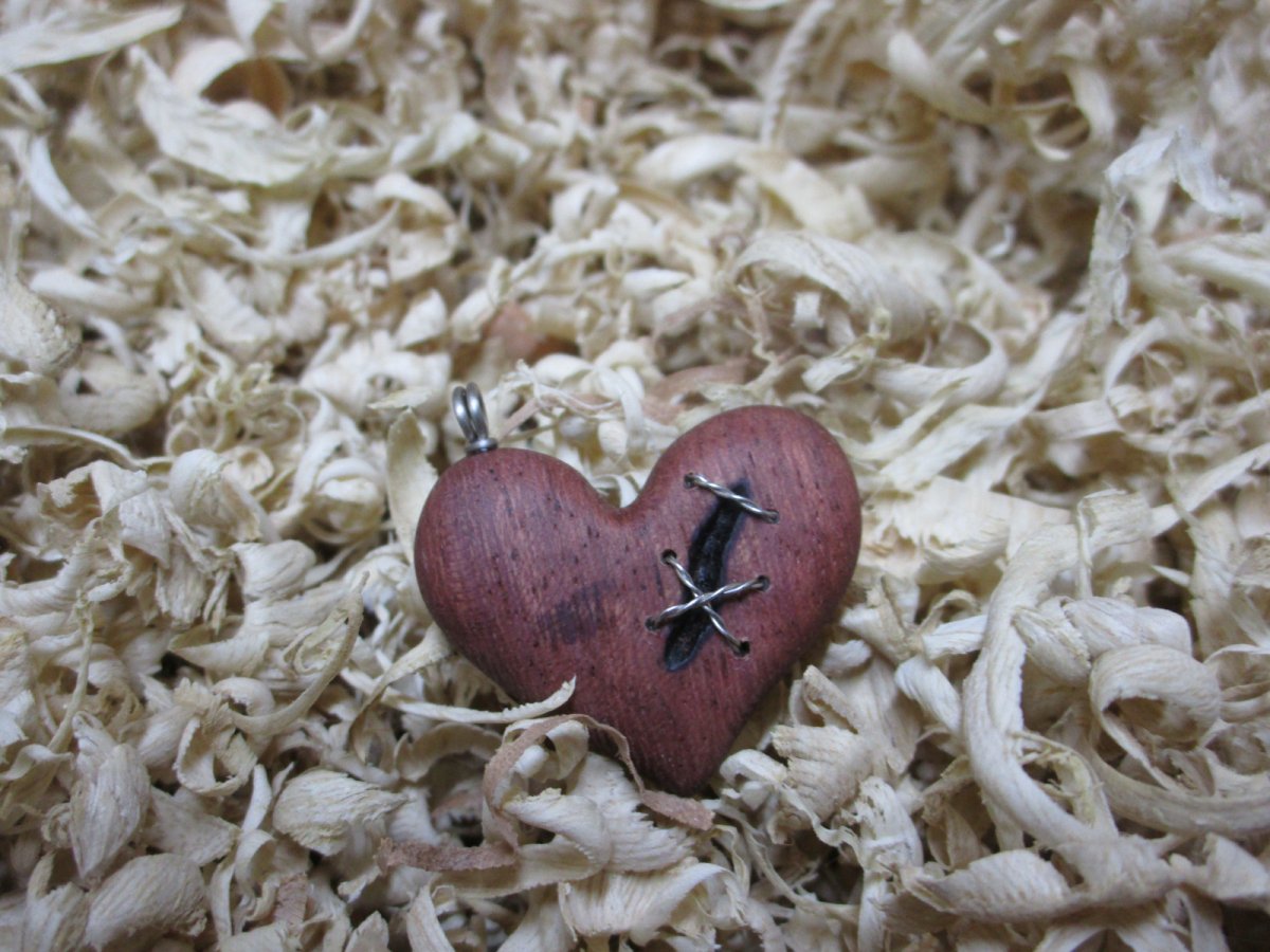 zašívané srdíčko - amarant
