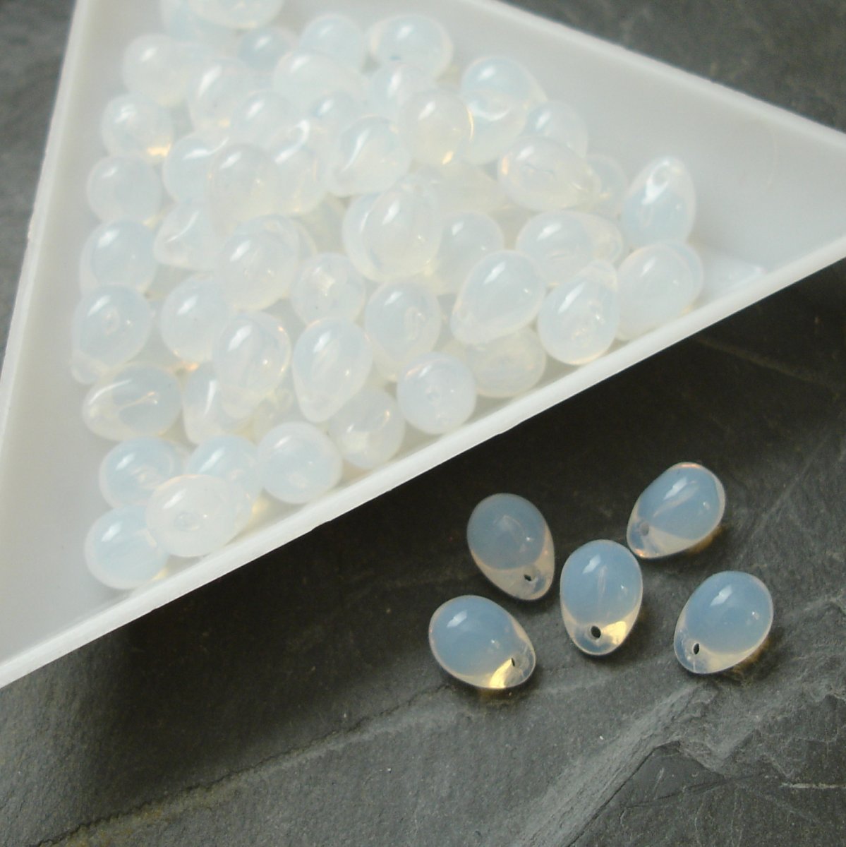 Kapky cca 5x7mm - bílé mléčné - 30 ks