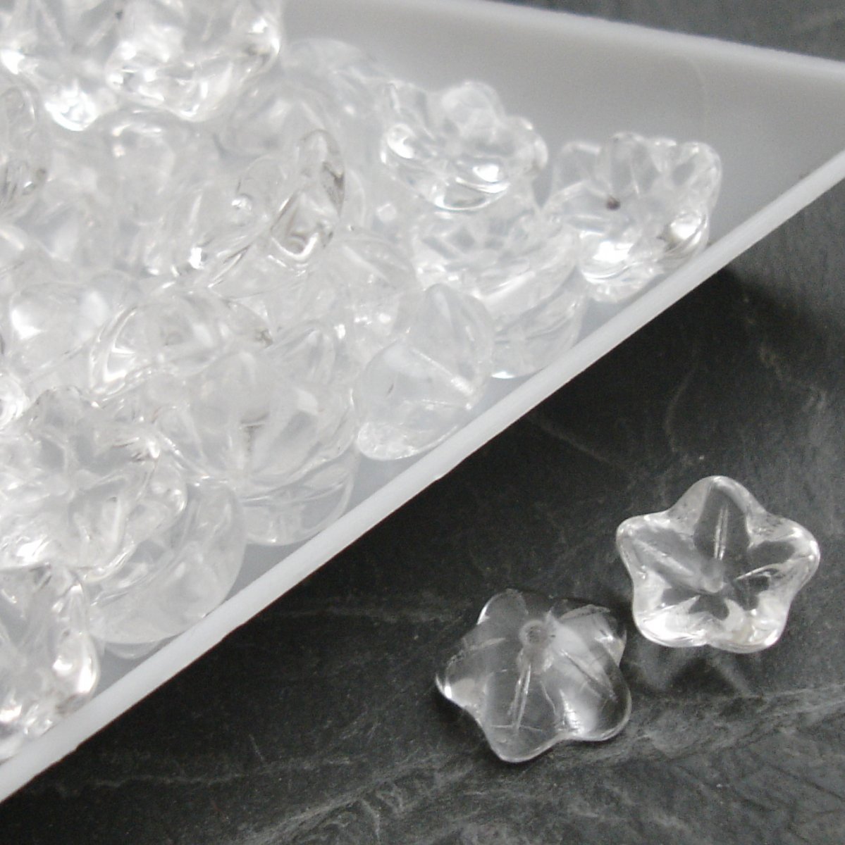 Mačkané korálky květinky cca 10mm - čiré - 10 ks