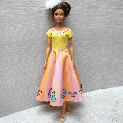 Barevné šaty pro Barbie