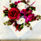 Růže na bílé misce_aranžmá na stůl