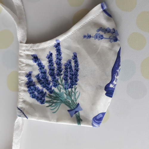 rouška s levandulovým vzorem