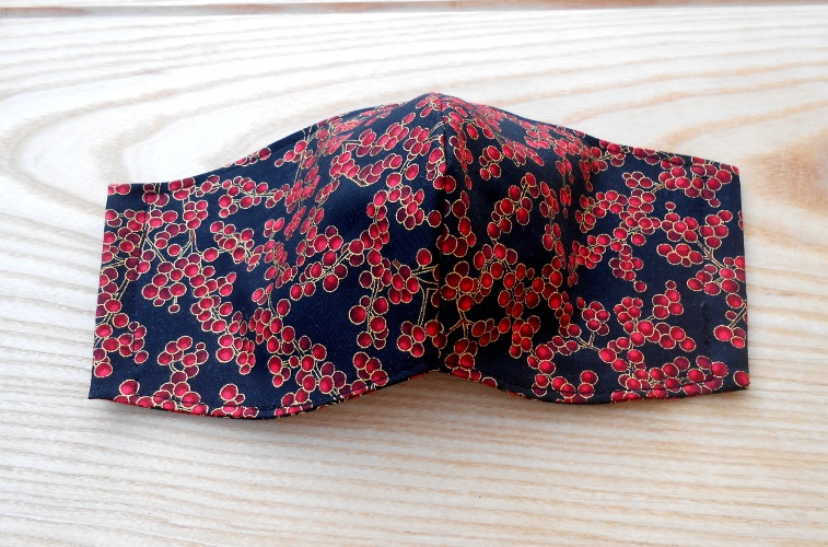 Rouška černá s červenými bobulkami (23/20)