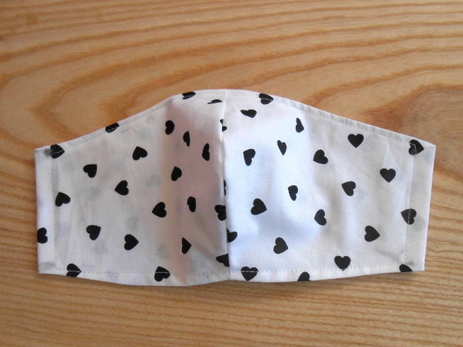 Rouška bílá s černými srdíčky (317/20)