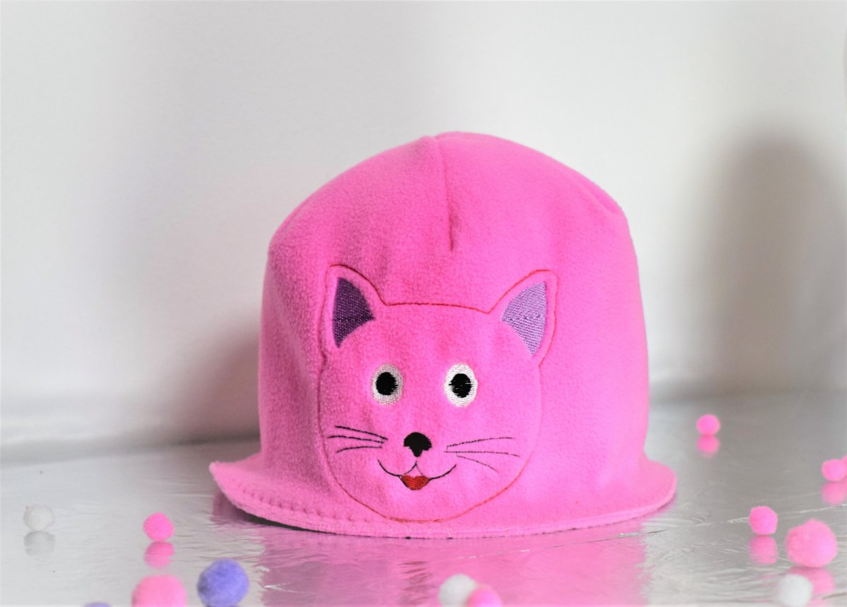 Zimní kloboučkový s výšivkou kočičky 2141