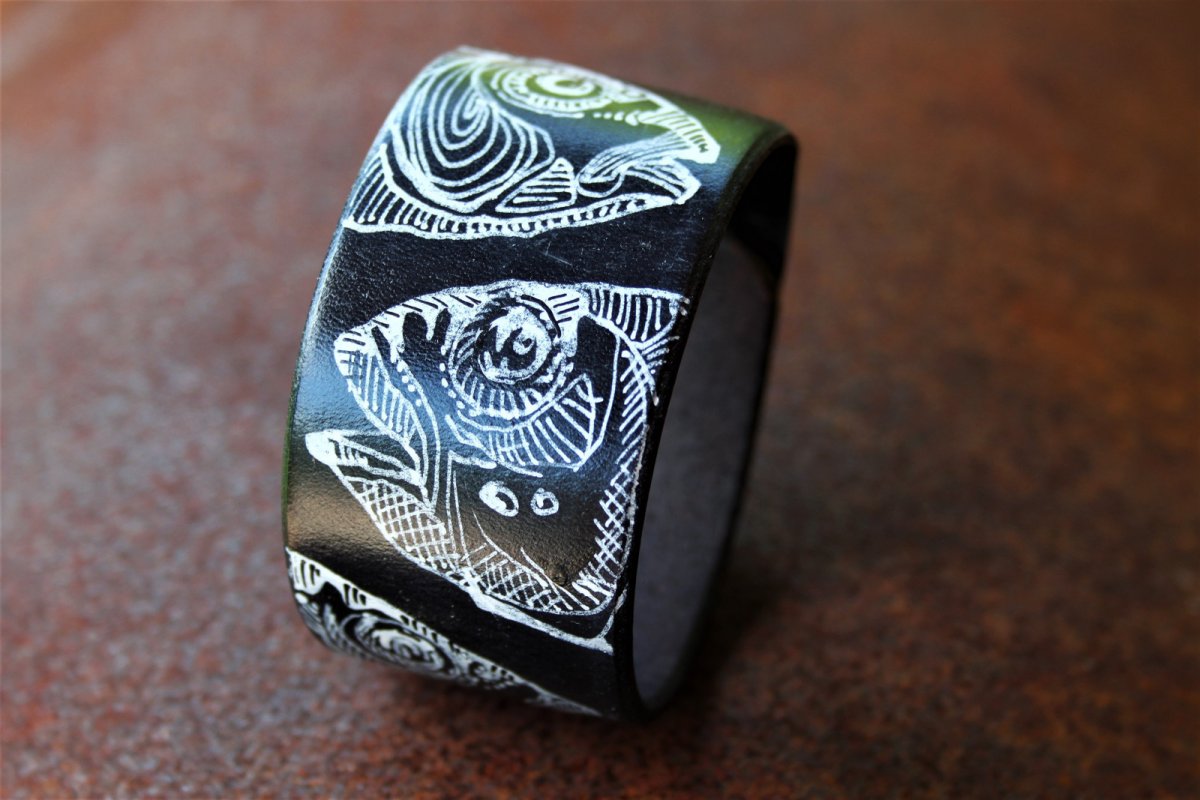 Kapři, kožený ručně malovaný náramek