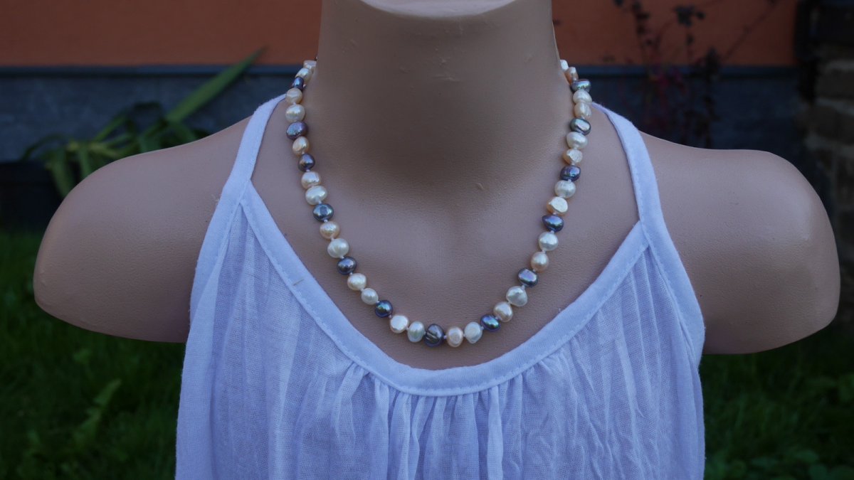 Tříbarevné říční perly něžný uzlíkovaný náhrdelník