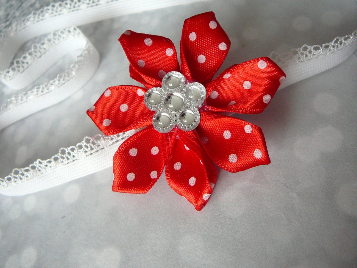 Čelenka s lesklou mašličkou.