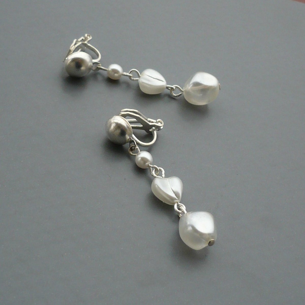 Bílé perličky & srdce - klipsové náušnice