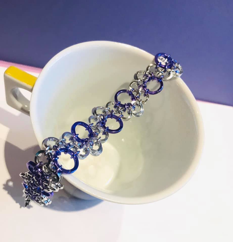 Tančící krajka stříbrno-levandulová