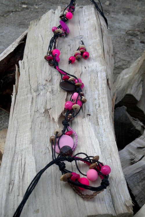 Růžové dřevěné korále a náušnice