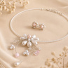 Jemný květinový náhrdelník s perličkami a náušnice – elegantní set pro každý den