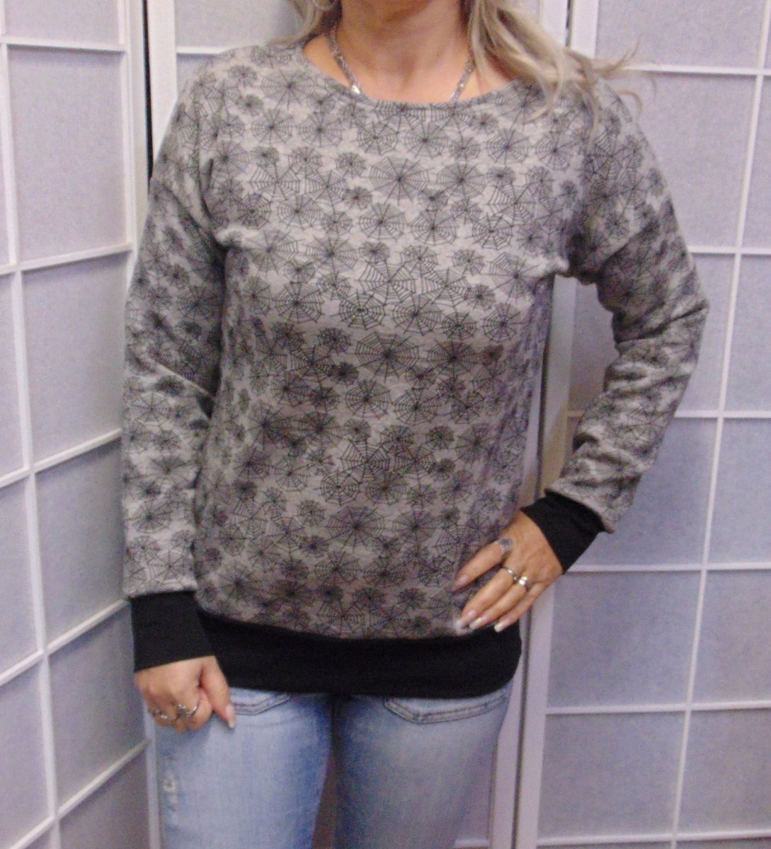 Mikina - pavučinky na šedé (teplákovina)