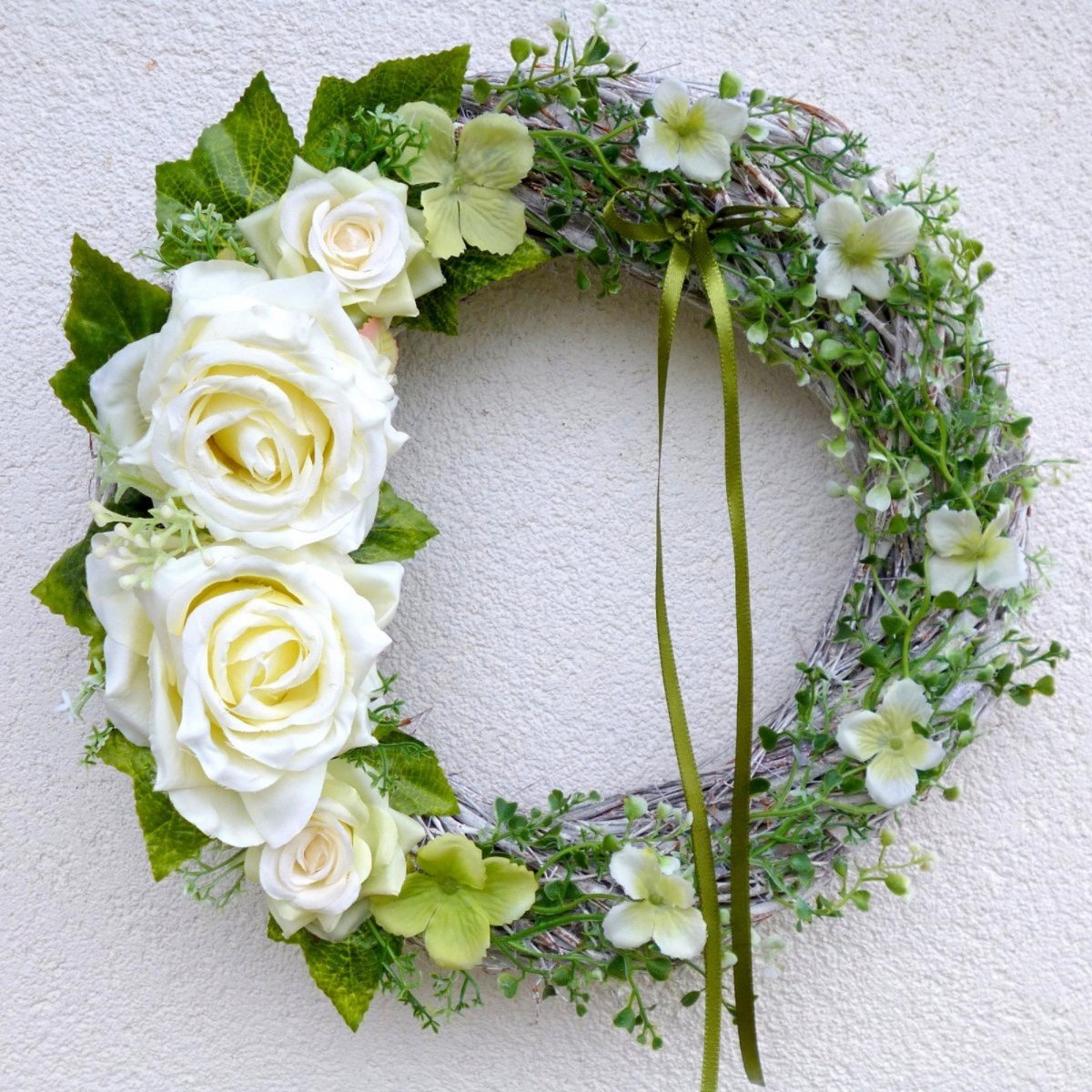 Věnec na dveře s bílo-zelenými růžemi