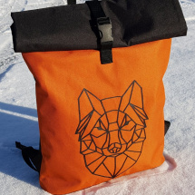 Rolovací batoh s aplikací vlka