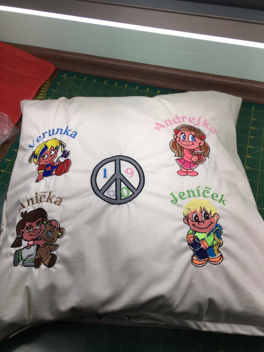 Polštářek s osobním tématem vyšitý strojem