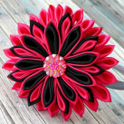 Čelenka s květinou.