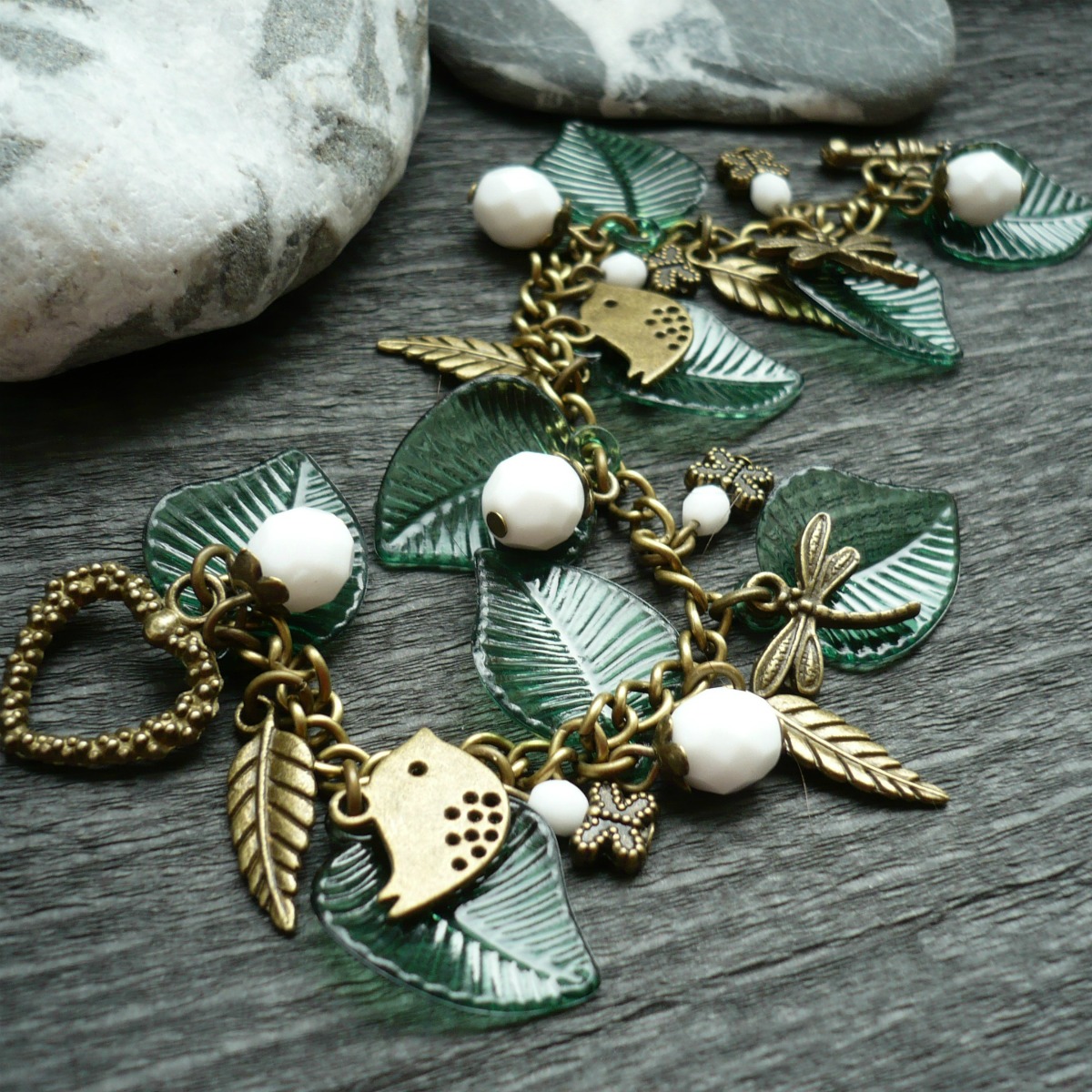 Bílé bobulky v zeleném listí