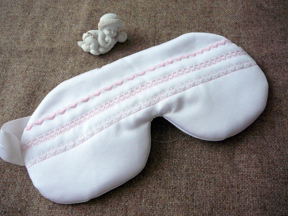 Maska na spaní se srdíčky.