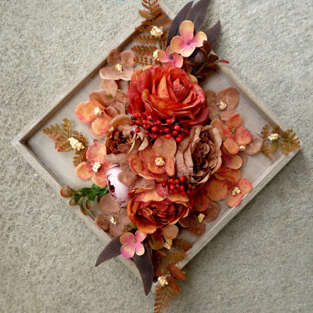 Rezavé růže a béžové mini pivoňky na dřevěném tácku
