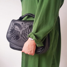 Kožená kabelka s výšivkou - černá